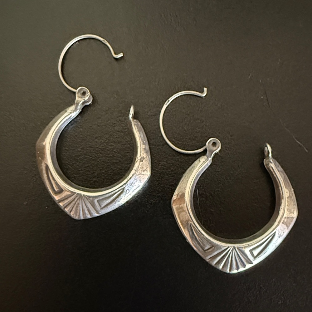 Vintage Handmade Silver Hoop Earrings with hammered detail - Picture 2 of 11